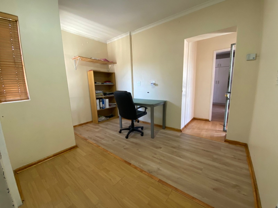 To Let 4 Bedroom Property for Rent in Lansdowne Western Cape